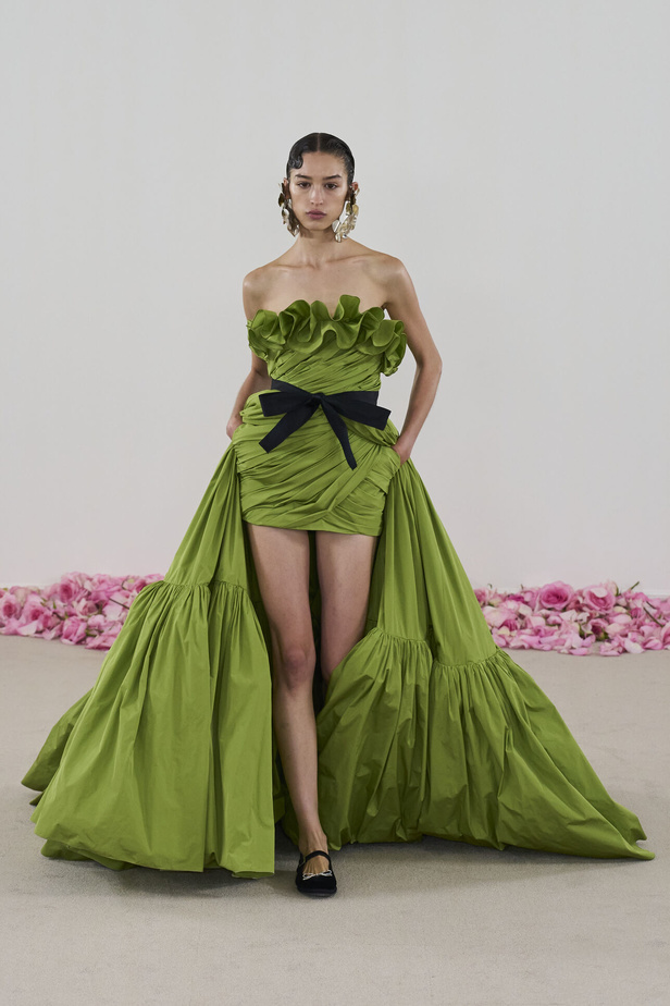 مجموعة Giambattista Valli للهوت كوتور.. فخامة الشك والدانتيل التي لا تزول