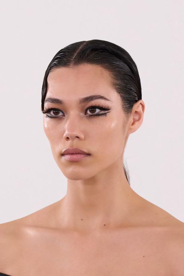 مجموعة Giambattista Valli للهوت كوتور.. فخامة الشك والدانتيل التي لا تزول