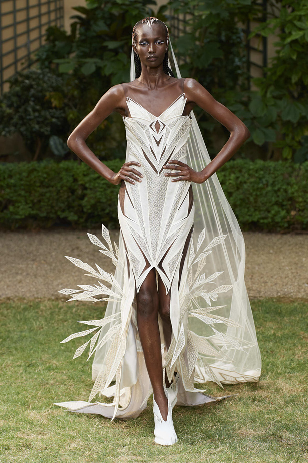 مجموعة Iris Van Herpen الراقية لخريف وشتاء 2023- 2024.. قصات جامدة وثلاثية الأبعاد 