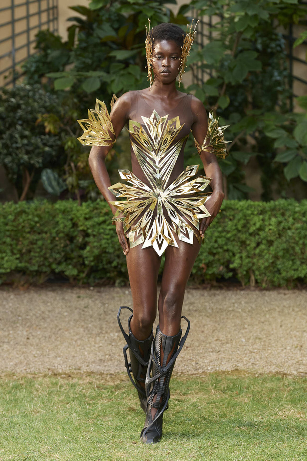 مجموعة Iris Van Herpen الراقية لخريف وشتاء 2023- 2024.. قصات جامدة وثلاثية الأبعاد 