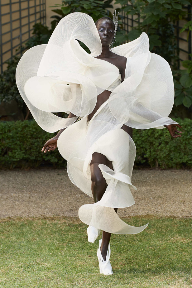 مجموعة Iris Van Herpen الراقية لخريف وشتاء 2023- 2024.. قصات جامدة وثلاثية الأبعاد 
