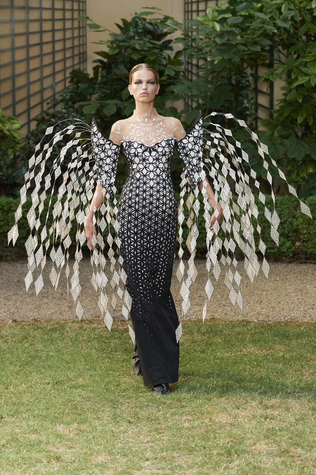 مجموعة Iris Van Herpen الراقية لخريف وشتاء 2023- 2024.. قصات جامدة وثلاثية الأبعاد 