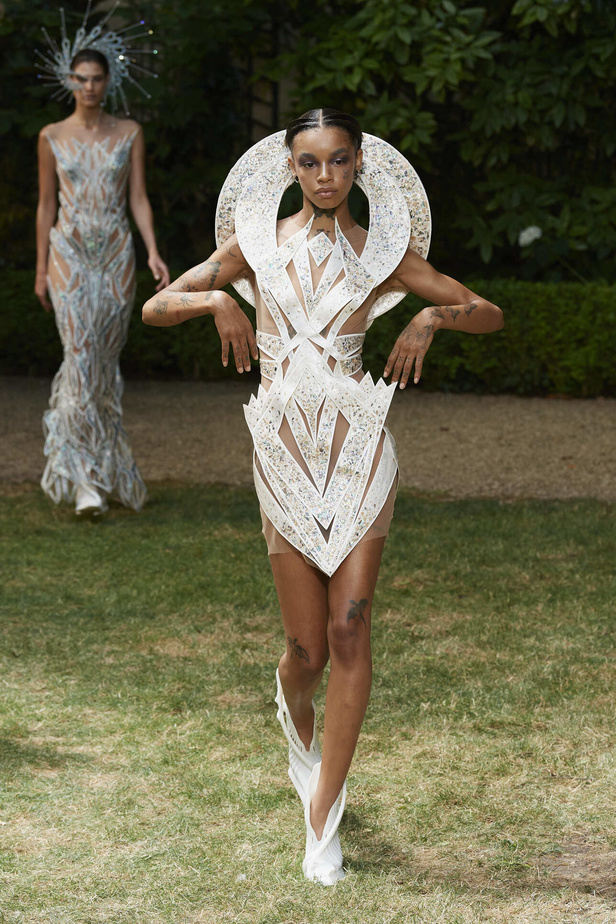 مجموعة Iris Van Herpen الراقية لخريف وشتاء 2023- 2024.. قصات جامدة وثلاثية الأبعاد 