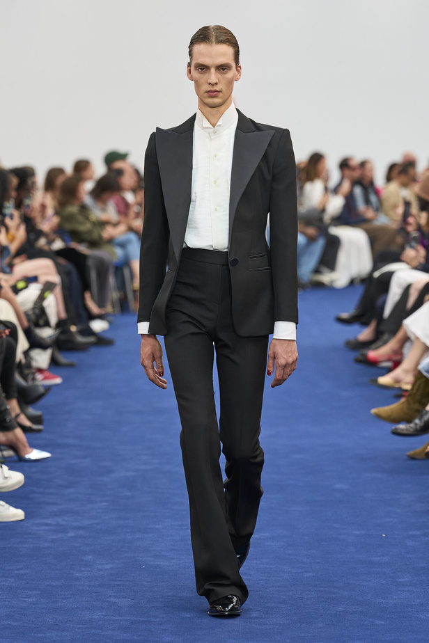 عودة اللون الأسود الى الواجهة مع مجموعةAlexandre Vauthier  لخريف وشتاء 2024 في باريس