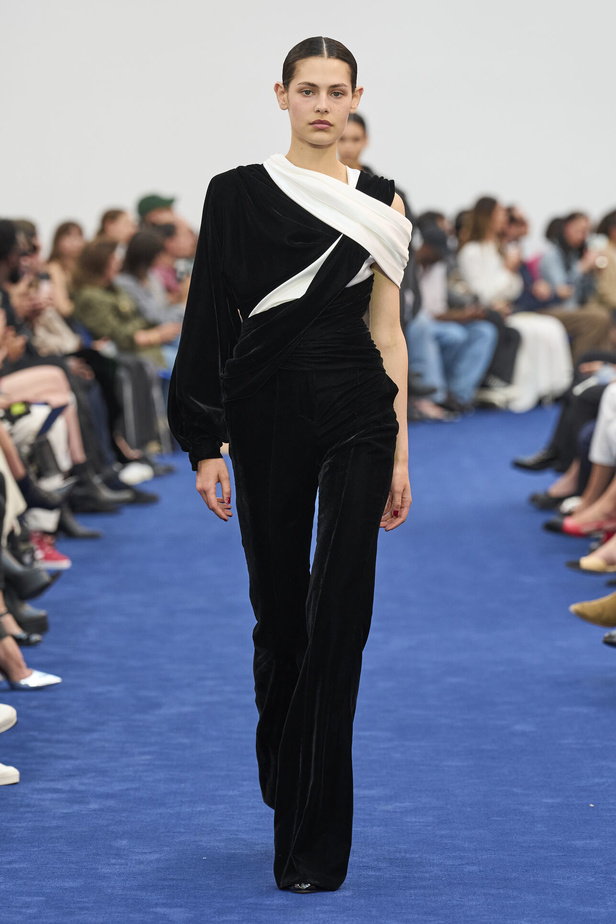 عودة اللون الأسود الى الواجهة مع مجموعةAlexandre Vauthier  لخريف وشتاء 2024 في باريس