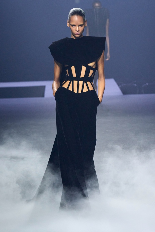 "آشي ستوديو" يدخل تاريخ الموضة من الباب العريض... أول مصمم سعودي في أسبوع باريس للأزياء الراقية بمجموعة ساحرة