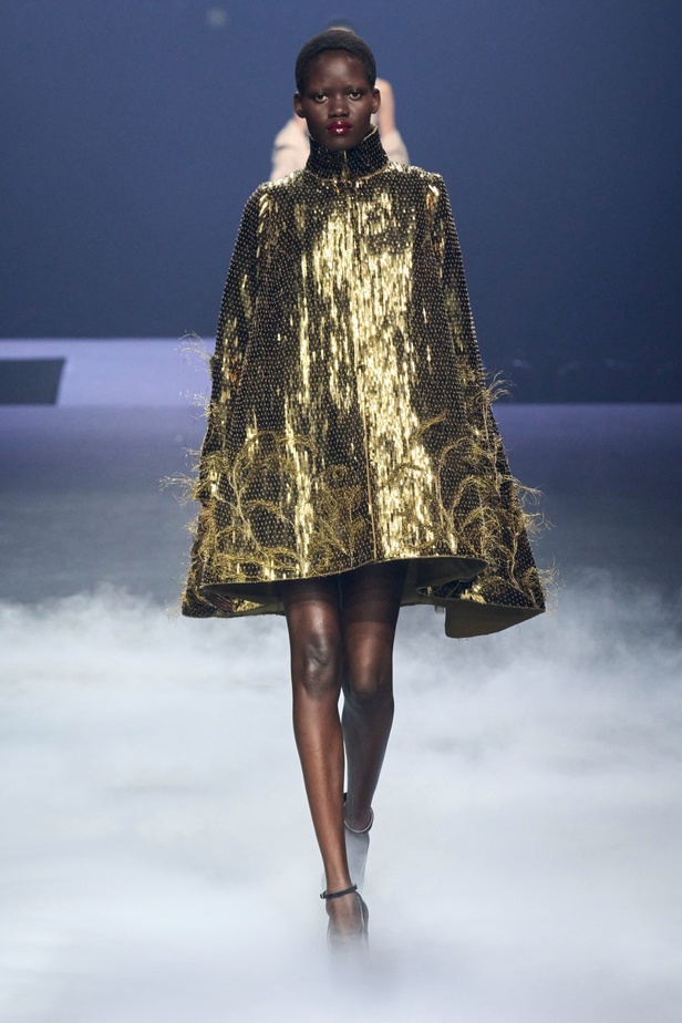 "آشي ستوديو" يدخل تاريخ الموضة من الباب العريض... أول مصمم سعودي في أسبوع باريس للأزياء الراقية بمجموعة ساحرة