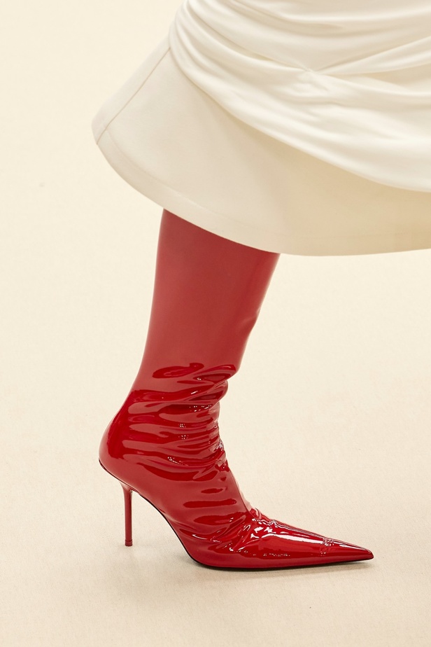 التلاعب على أسلوب الكاجوال والتفكيك والدنيم كجوهر في Acne Studio Spring 2024