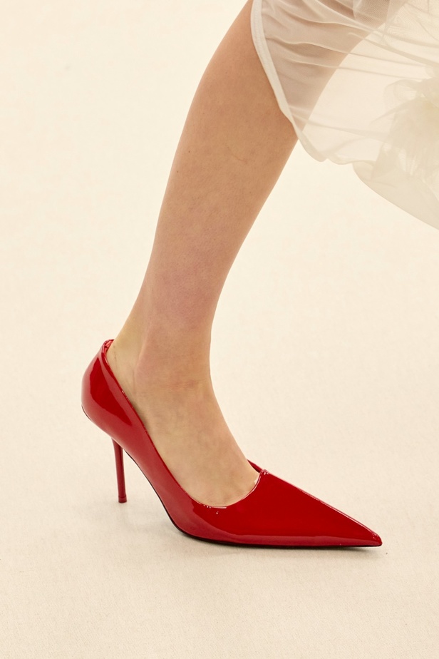 التلاعب على أسلوب الكاجوال والتفكيك والدنيم كجوهر في Acne Studio Spring 2024