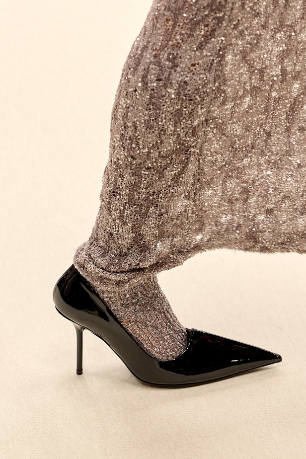 التلاعب على أسلوب الكاجوال والتفكيك والدنيم كجوهر في Acne Studio Spring 2024