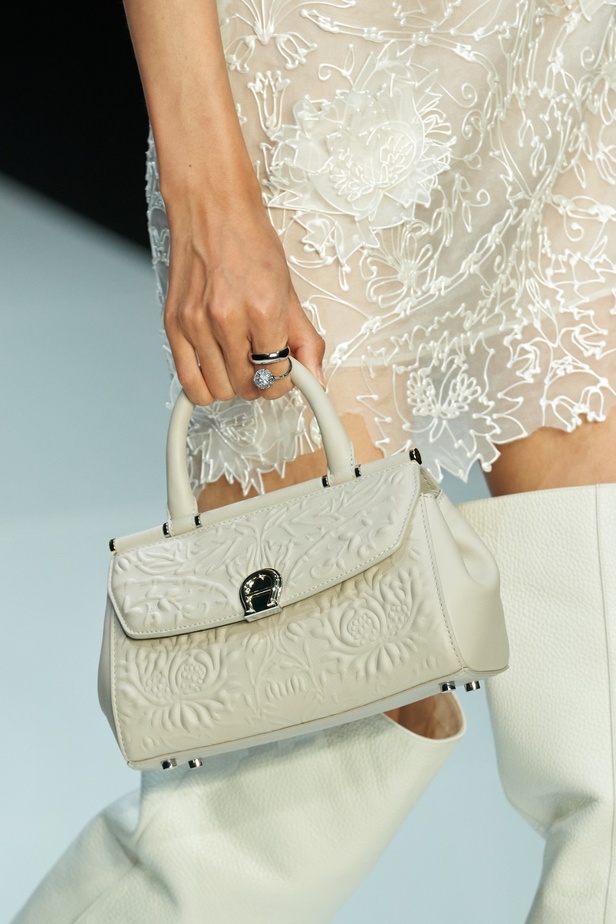 مجموعة AIGNER لربيع وصيف 2024 مستوحاة من الفنون والحرف اليدوية في أواخر القرن التاسع عشر