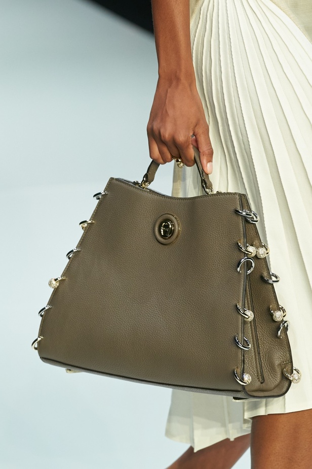 مجموعة AIGNER لربيع وصيف 2024 مستوحاة من الفنون والحرف اليدوية في أواخر القرن التاسع عشر