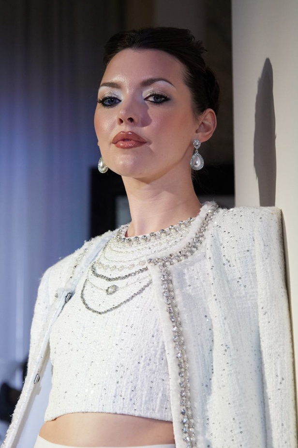 عودة التصاميم المطبعة بالورود الى الواجهة مع مجموعة  Alice + Olivia لربيع وصيف 2024 في نيويورك