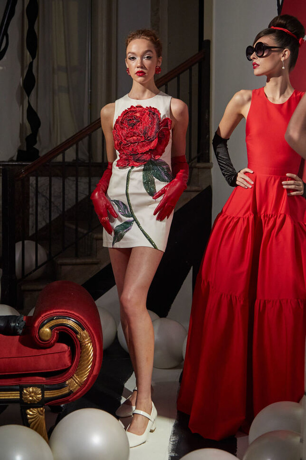 مجموعة  Alice + Olivia لربيع وصيف 2024 في نيويورك