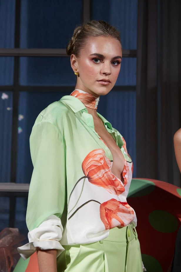 عودة التصاميم المطبعة بالورود الى الواجهة مع مجموعة  Alice + Olivia لربيع وصيف 2024 في نيويورك