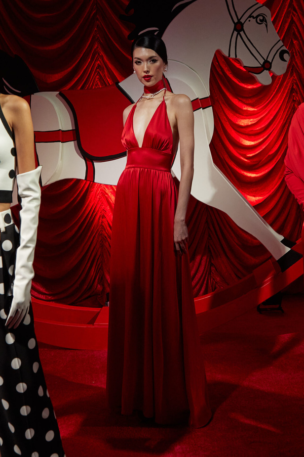 مجموعة  Alice + Olivia لربيع وصيف 2024 في نيويورك