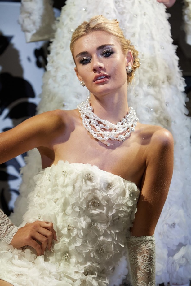 عودة التصاميم المطبعة بالورود الى الواجهة مع مجموعة  Alice + Olivia لربيع وصيف 2024 في نيويورك