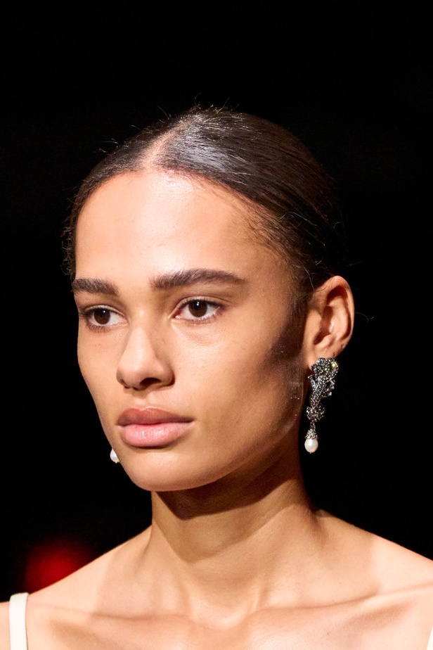 إطلالات جمالية من مجموعة Altuzarra لربيع وصيف 2024 في نيويورك