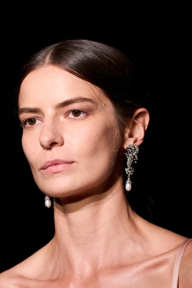 إطلالات جمالية من مجموعة Altuzarra لربيع وصيف 2024 في نيويورك