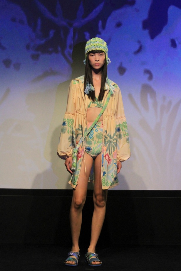 مجموعة Anna Sui لربيع وصيف 2024 تنقلنا إلى عالم البحار