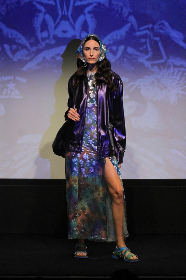 مجموعة Anna Sui لربيع وصيف 2024 تنقلنا إلى عالم البحار