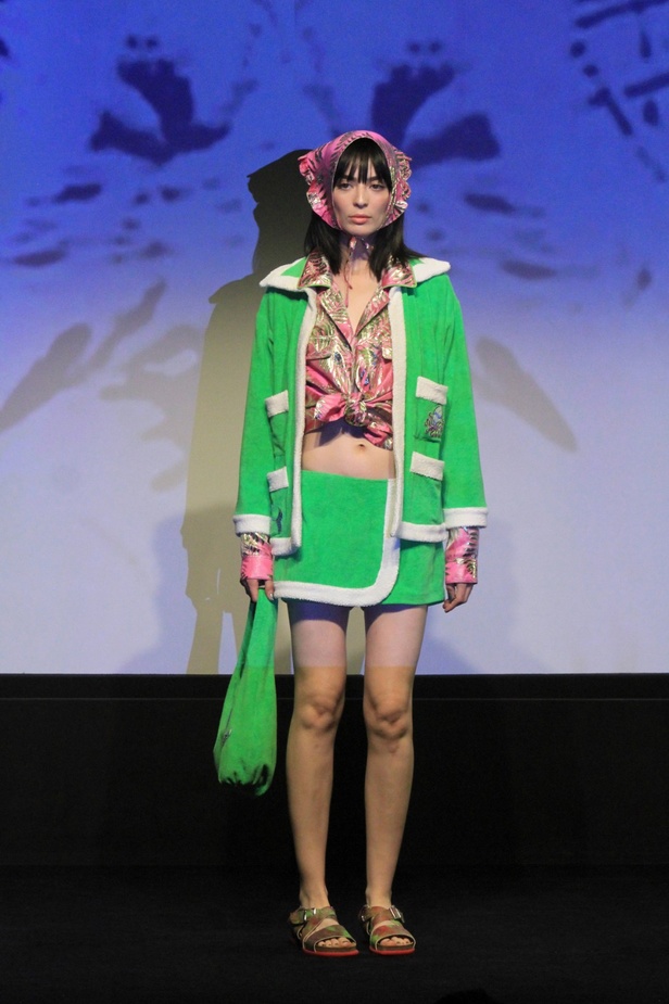 مجموعة Anna Sui لربيع وصيف 2024 تنقلنا إلى عالم البحار