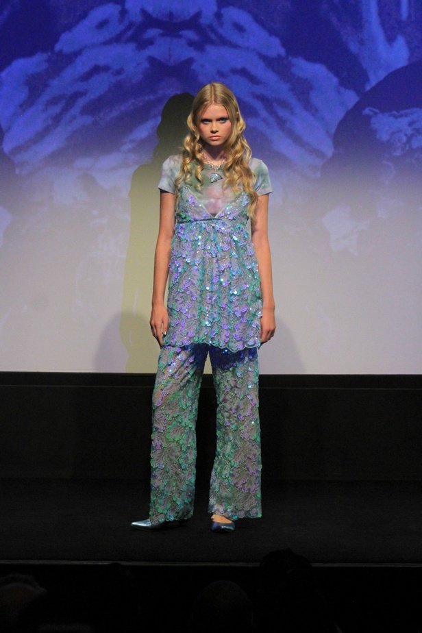 مجموعة Anna Sui لربيع وصيف 2024 تنقلنا إلى عالم البحار