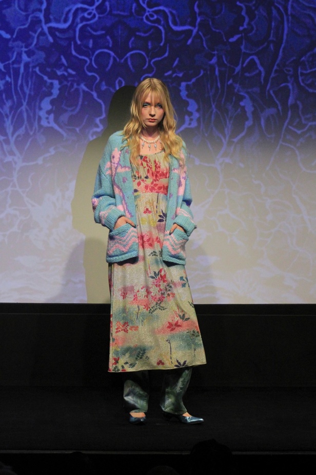 مجموعة Anna Sui لربيع وصيف 2024 تنقلنا إلى عالم البحار