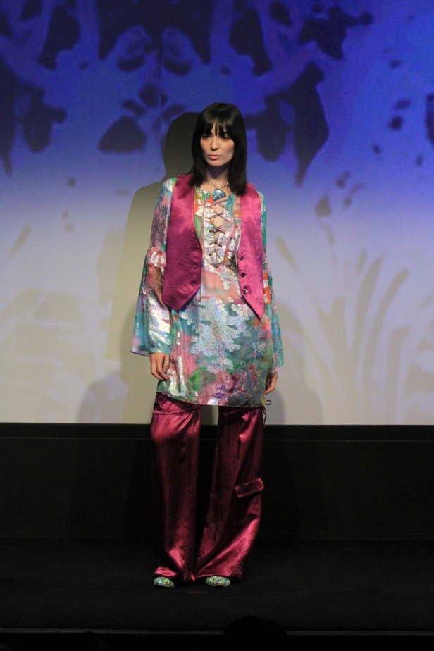مجموعة Anna Sui لربيع وصيف 2024 تنقلنا إلى عالم البحار