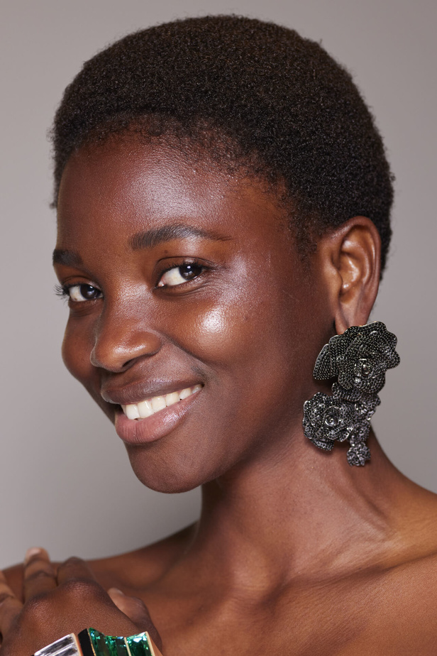 مجموعة Balmain تليق بتطلعات المرأة في عالم الموضة.. ورود ونقشات وزخرفات تغني صيف 2024