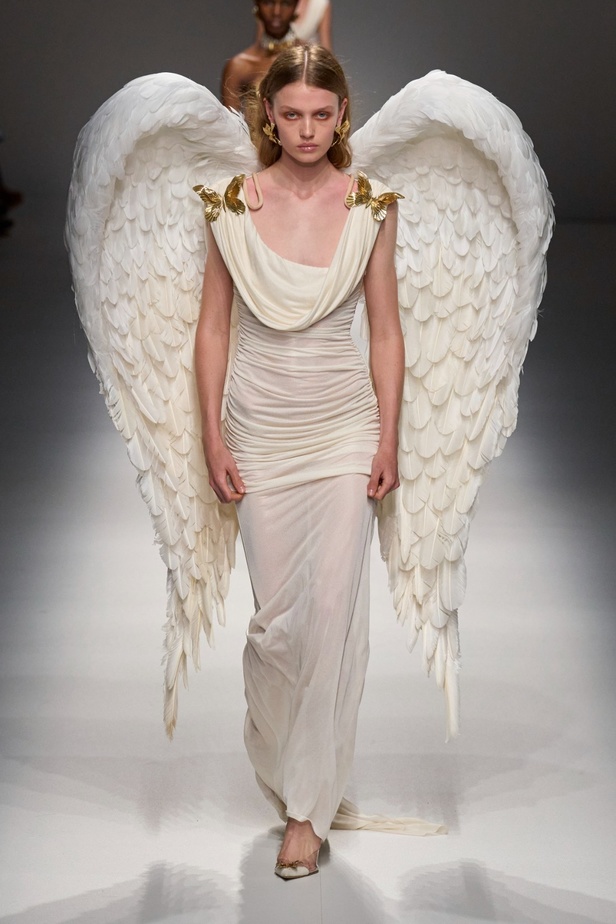 مجموعة BLUMARINE لربيع وصيف 2024