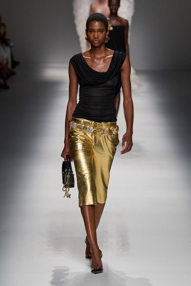 مجموعة BLUMARINE لربيع وصيف 2024