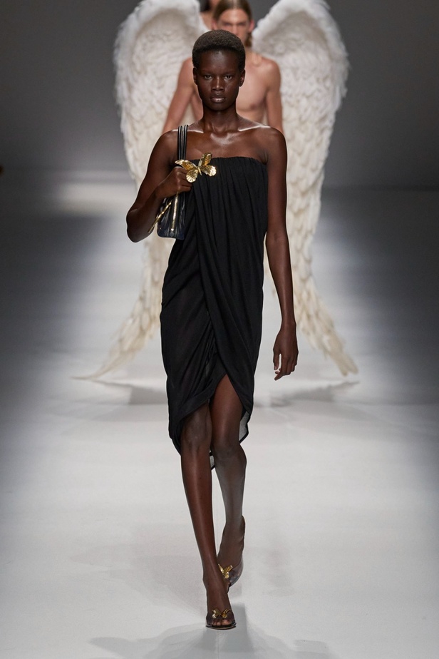 مجموعة BLUMARINE لربيع وصيف 2024