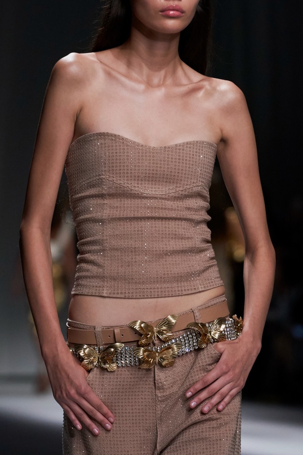 BLUMARINE لموسم ربيع وصيف 2024.. صندوق أبيض نقي