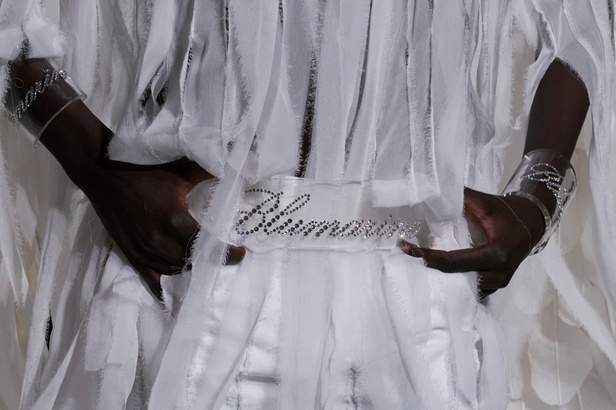 BLUMARINE لموسم ربيع وصيف 2024.. صندوق أبيض نقي