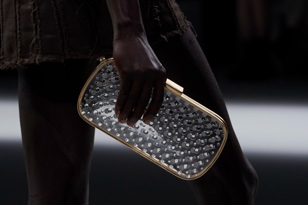 BLUMARINE لموسم ربيع وصيف 2024.. صندوق أبيض نقي