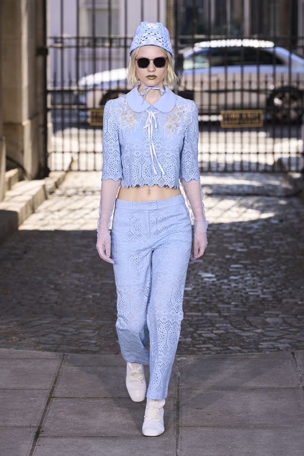 حنين الى الطفولة وبلده الأمّ في مجموعة BORA AKSU لربيع وصيف 2024