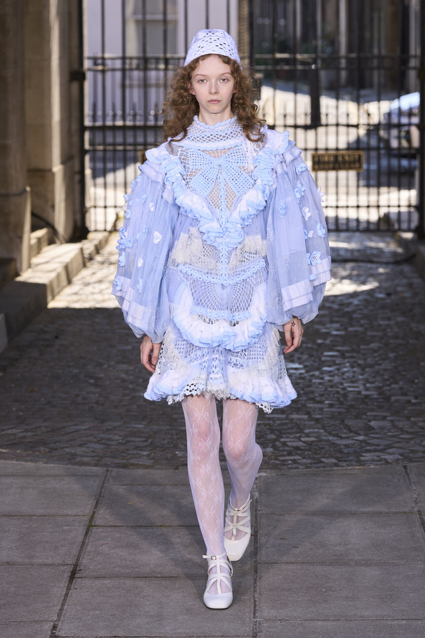 حنين الى الطفولة وبلده الأمّ في مجموعة BORA AKSU لربيع وصيف 2024