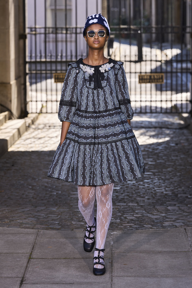 حنين الى الطفولة وبلده الأمّ في مجموعة BORA AKSU لربيع وصيف 2024