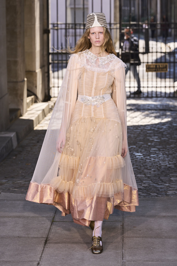 حنين الى الطفولة وبلده الأمّ في مجموعة BORA AKSU لربيع وصيف 2024