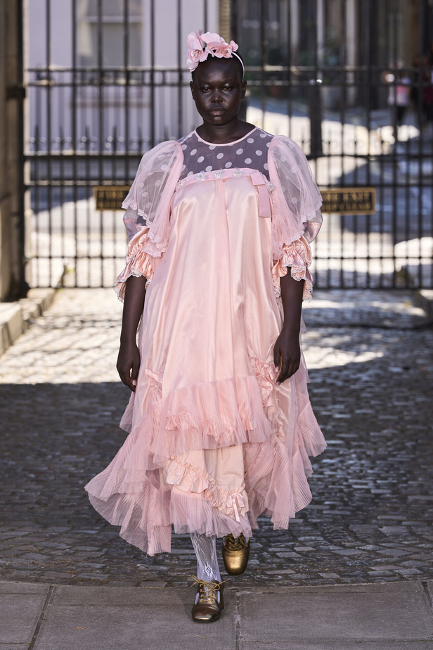 حنين الى الطفولة وبلده الأمّ في مجموعة BORA AKSU لربيع وصيف 2024