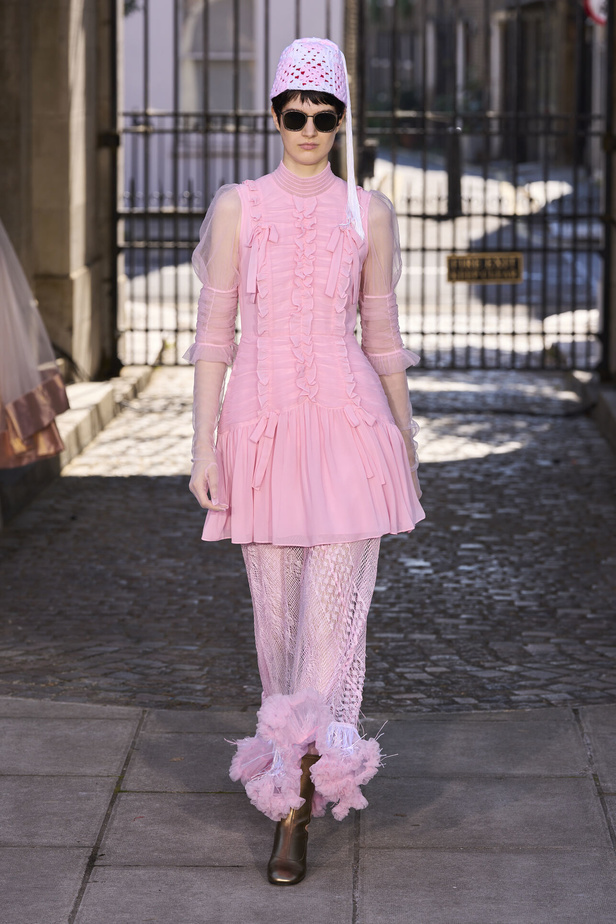 حنين الى الطفولة وبلده الأمّ في مجموعة BORA AKSU لربيع وصيف 2024