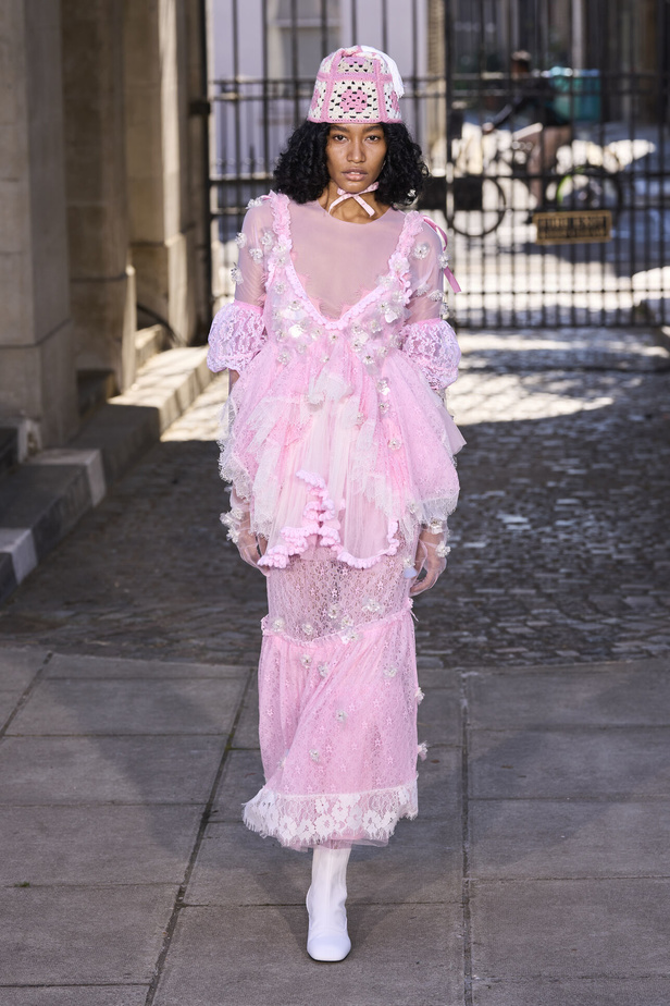 حنين الى الطفولة وبلده الأمّ في مجموعة BORA AKSU لربيع وصيف 2024