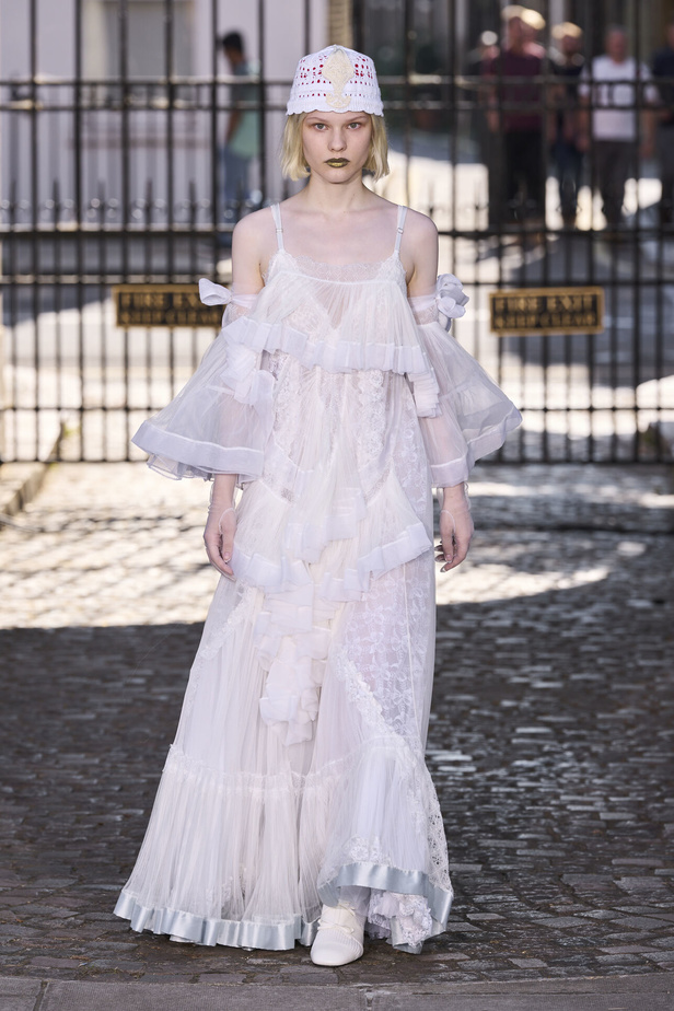 حنين الى الطفولة وبلده الأمّ في مجموعة BORA AKSU لربيع وصيف 2024