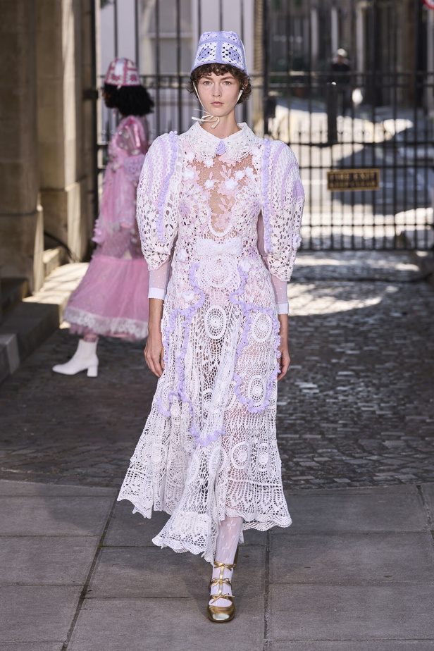 حنين الى الطفولة وبلده الأمّ في مجموعة BORA AKSU لربيع وصيف 2024