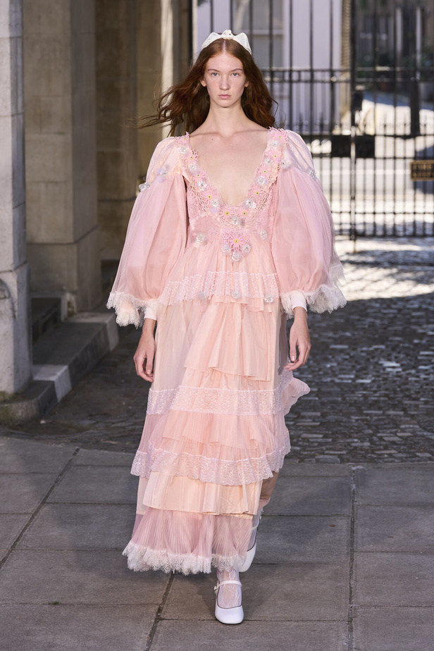 حنين الى الطفولة وبلده الأمّ في مجموعة BORA AKSU لربيع وصيف 2024