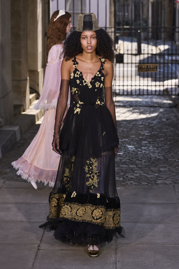 حنين الى الطفولة وبلده الأمّ في مجموعة BORA AKSU لربيع وصيف 2024