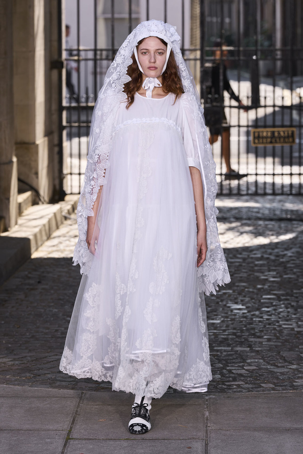 حنين الى الطفولة وبلده الأمّ في مجموعة BORA AKSU لربيع وصيف 2024