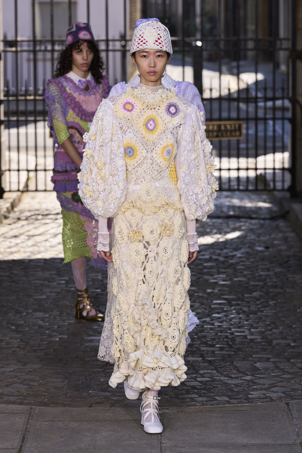 حنين الى الطفولة وبلده الأمّ في مجموعة BORA AKSU لربيع وصيف 2024