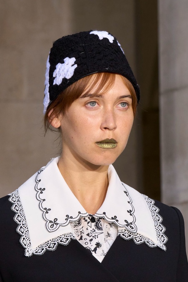 حنين الى الطفولة وبلده الأمّ في مجموعة BORA AKSU لربيع وصيف 2024